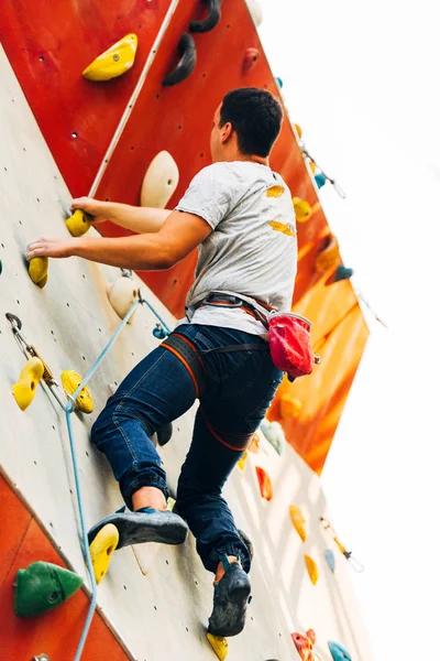 Muž Horolezec Umělé Lezecké Stěně Bouldering Tělocvična — Stock fotografie