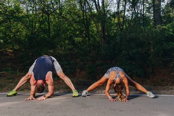 Athletic Couple Stretching Nature Exercising — Stock Photo, Image