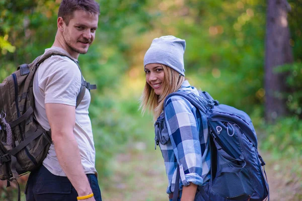 Jong Koppel Wandelen Het Woud Concept Van Het Wandelen Bergen — Stockfoto