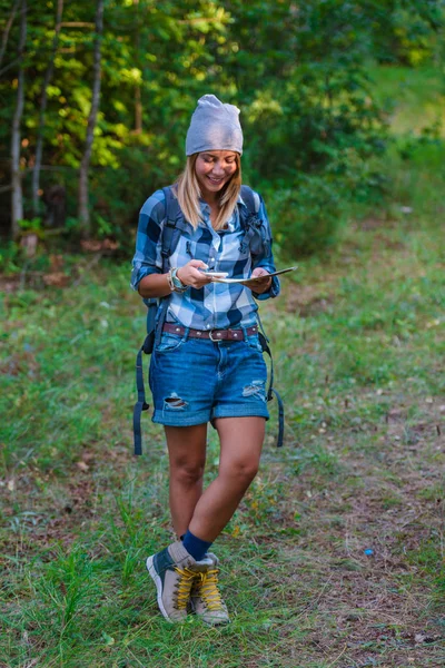 Młoda Kobieta Spaceru Sam Lesie Trzymając Mapie Koncepcja Piesze Wycieczki — Zdjęcie stockowe