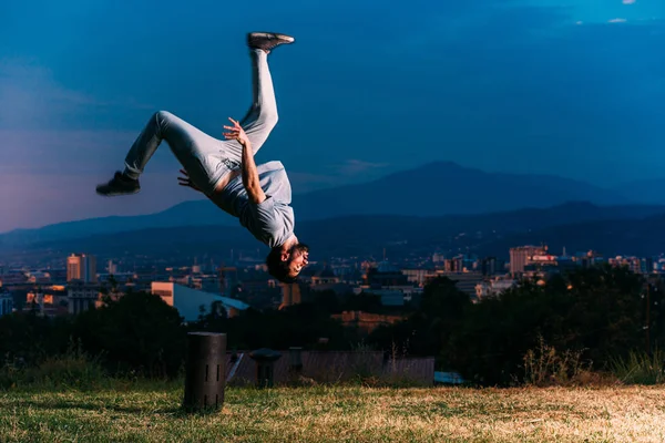 Retrato Cuerpo Completo Del Hombre Parkour Saltando Alto Parque — Foto de Stock