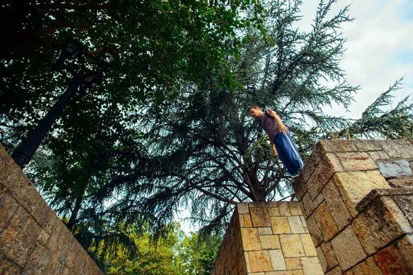 Giovane Parkour Uomo Prepararsi Saltare Sul Muro — Foto Stock