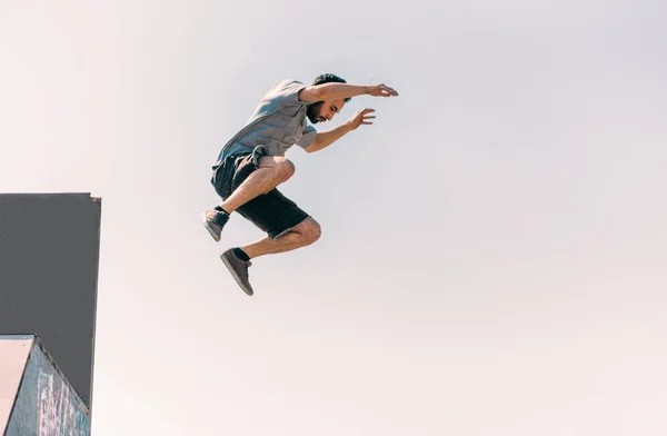 Parkour Hombre Ejercitando Parkour Saltar Por Debajo Del Cielo — Foto de Stock