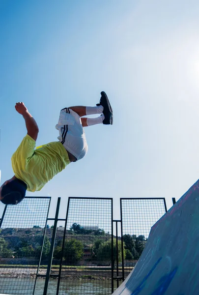 Sportman Springen Obstakels Tijdens Het Sporten — Stockfoto