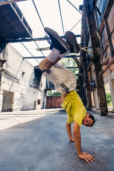 Parkour Man Actie Terwijl Opleiding Handstand Verlaten Fabriek — Stockfoto