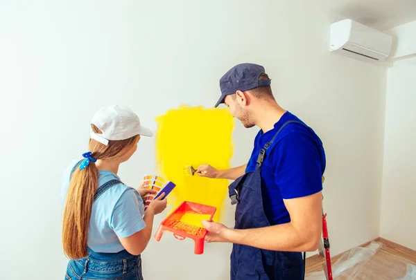 Adorable Married Couple Doing Home Makeover Yellow Color — Stock Photo, Image