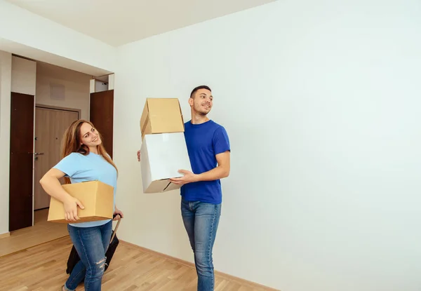 Feliz Pareja Joven Llevando Cajas Cartón Que Mudan Nuevo Hogar —  Fotos de Stock