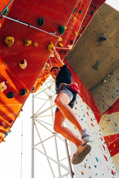 Kayalık Spor Salonunda Yapay Tırmanma Duvarına Tırmanan Bir Adam — Stok fotoğraf