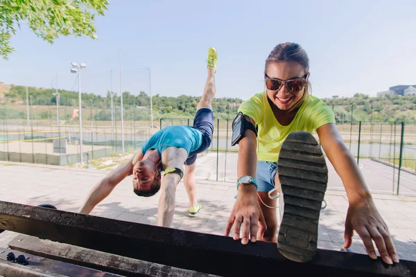 Běžec Sportovec Natahovat Nohy Venku Parku Lavičce — Stock fotografie