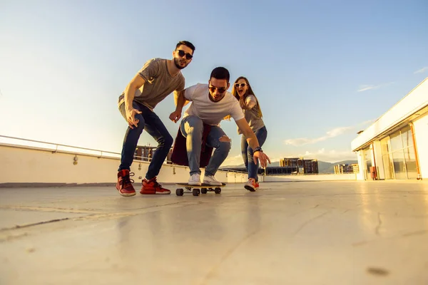 Tři Bezstarostné Přátelé Longboard Terasu Střeše — Stock fotografie