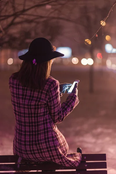 Chica Joven Enviando Deseos Navidad Sms Durante Invierno Solo Parque — Foto de Stock