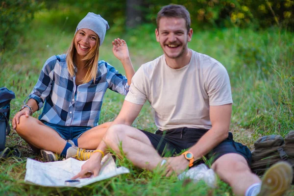 Unga Par Vilar Och Kollar Kartan Inne Skogen Vandringskoncept Fjället — Stockfoto