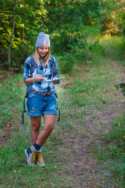 Jonge Vrouw Lopen Alleen Het Bos Met Een Kaart Concept — Stockfoto
