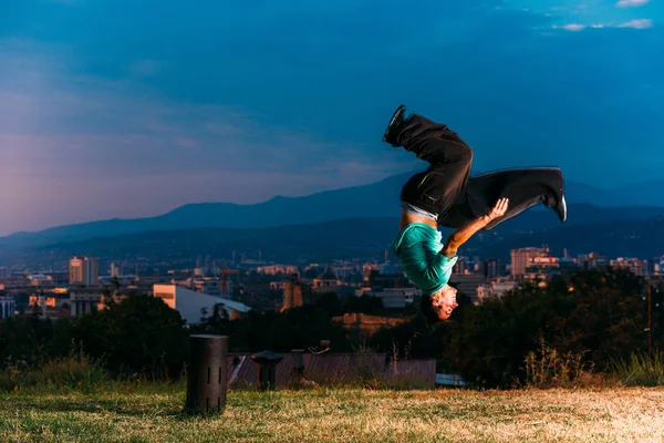 Sportlicher Mann Macht Beim Springen Akrobatische Übungen — Stockfoto