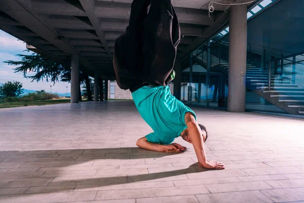 Sportiv Man Gör Handstand Parkour Utomhus — Stockfoto