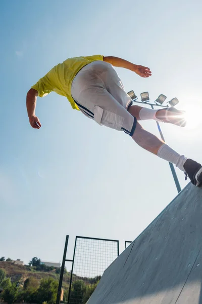 障害物を飛び越えながらスケートパークで運動選手男 — ストック写真