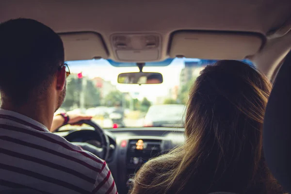Jeune Couple Conduisant Voiture Amusant Dans Leur Voyage Ensemble — Photo