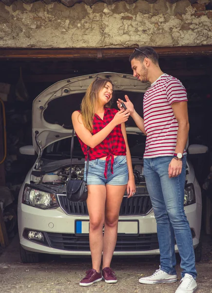 Muž Dává Klíče Formuláře Auto Jeho Přítelkyně Hledá Happ — Stock fotografie