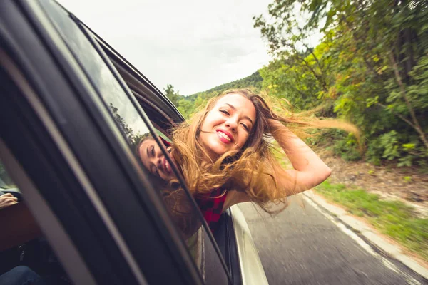 Una Chica Está Con Cabeza Fuera Ventana Coche Mientras Conduce — Foto de Stock