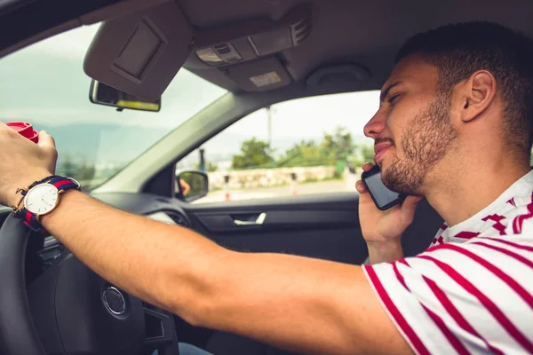 Egy Fiatalember Beszél Mobilját Kocsiban Míg Tartja Kávét Vezetés — Stock Fotó