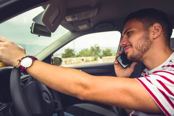 Hombre Está Conduciendo Coche Mirando Feliz Sonriente Mientras Está Teniendo — Foto de Stock