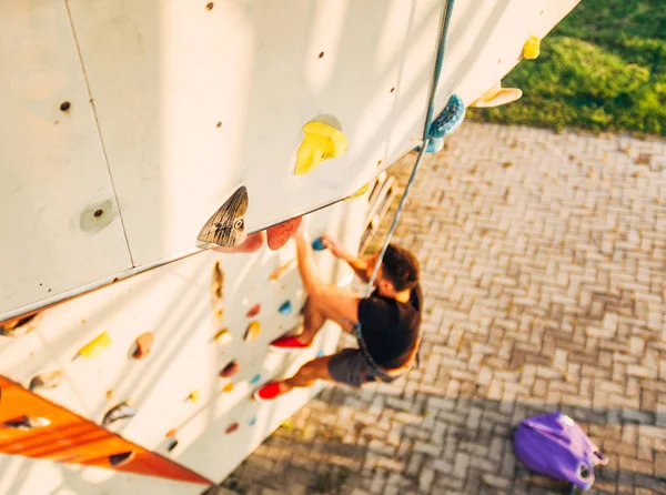 Young Man Climbs Outdoors Rock Wall — Stock Photo, Image