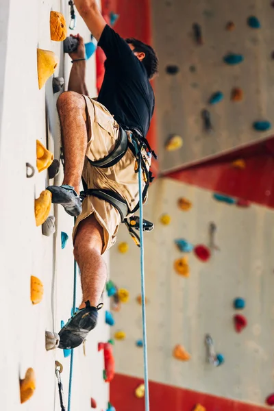 Stilig Ung Man Bouldering Eller Bergsklättring Utomhus — Stockfoto