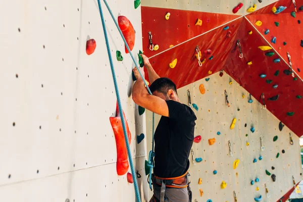 Hombre Con Soga Trepando Sobre Muro Escalada Muy Alto —  Fotos de Stock