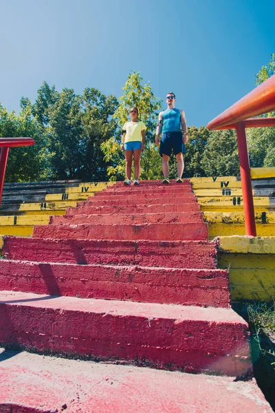 Sportieve Man Vrouw Met Trap — Stockfoto