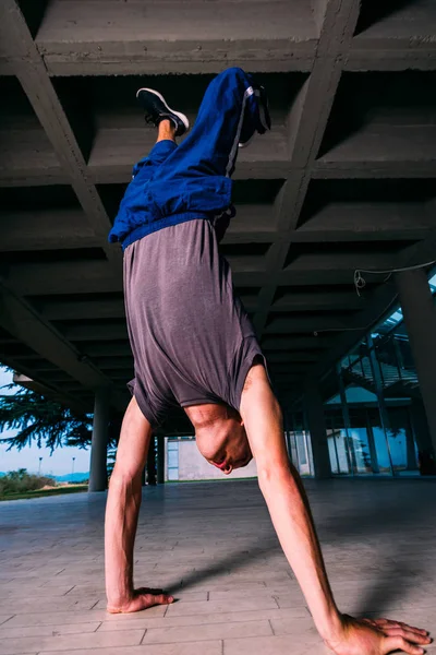 Sportive Man Training Parkour Handstand Outdoor — Stock Photo, Image