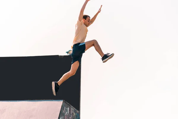 Młody Człowiek Akcji Podczas Skakania Ścianie Skateparku — Zdjęcie stockowe