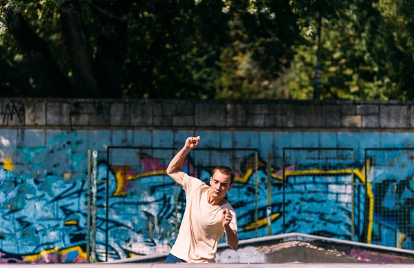 スケートパークでトレーニング パルクールしながら強い男 — ストック写真