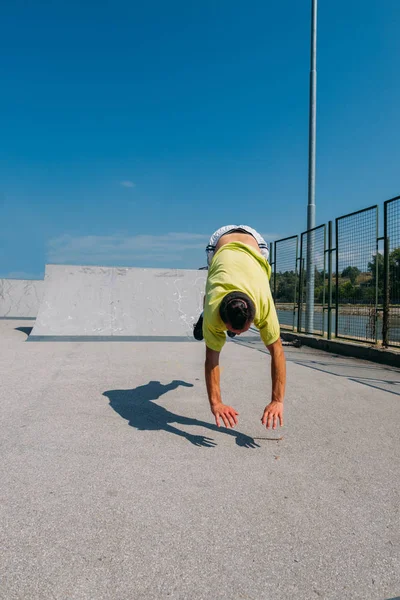 Parkour Uomo Azione Durante Allenamento Allo Skatepark — Foto Stock