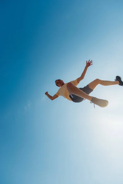 Parkour Τύπος Κάνει Κόλπα Στον Αέρα Κάτω Από Τον Ουρανό — Φωτογραφία Αρχείου