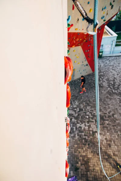 Sztuczna Ściana Wspinaczkowa Pokryta Kolorowymi Uchwytami Placu Zabaw — Zdjęcie stockowe