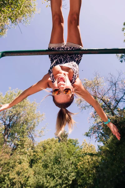 Fitness Mädchen Üben Crossfit Der Natur — Stockfoto