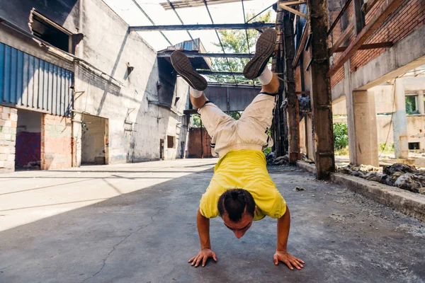 Parkour Człowieka Akcji Podczas Szkolenia Handstand Opuszczonej Fabryce — Zdjęcie stockowe