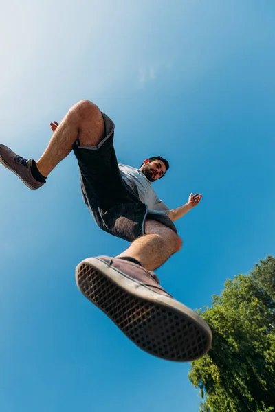 Νεαρός Κάνει Parkour Άλμα Στο Skatepark — Φωτογραφία Αρχείου
