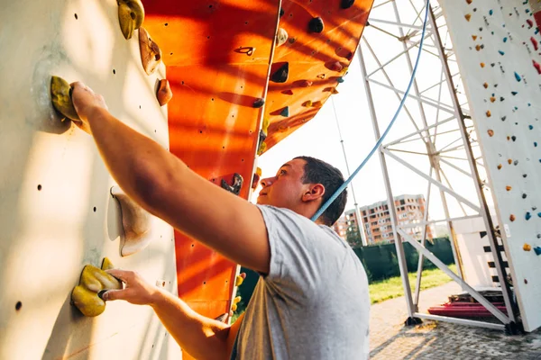 Joven Practicando Bouldering Gimnasio Escalada Aire Libre —  Fotos de Stock