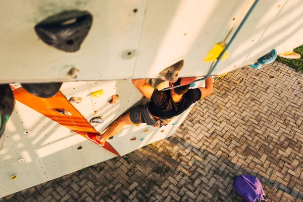 Człowiek Wspinaczka Sztucznej Ścianie Wspinaczkowej Siłowni Bouldering — Zdjęcie stockowe