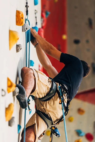 Muž Horolezec Umělé Lezecké Stěně Bouldering Tělocvična — Stock fotografie