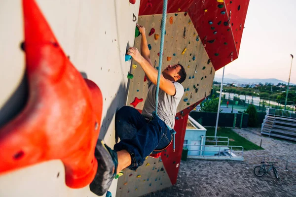 Młody Człowiek Wspinaczka Ściana Rock Ekstremalny Sport — Zdjęcie stockowe