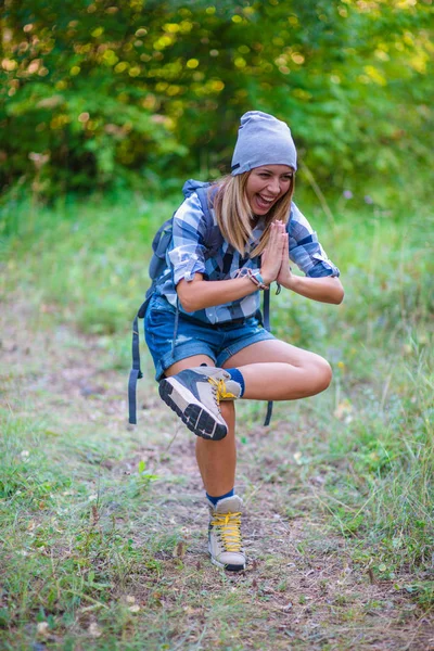 Jonge Vrouw Lopen Alleen Het Bos Concept Van Het Wandelen — Stockfoto