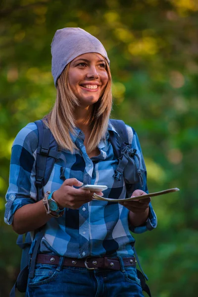Jonge Vrouw Lopen Alleen Het Bos Met Een Kaart Concept — Stockfoto