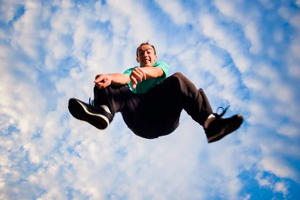 Parkour Elemanı Gökyüzünün Altında Numaralar Yapıyor — Stok fotoğraf