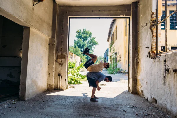 Dva Sportovní Přátelé Akci Zatímco Trénovat Společně Opuštěné Továrně — Stock fotografie