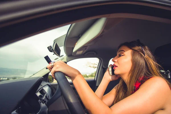 Молодая Женщина Беспокоится Стресс Вождения Автомобиля Время Разговора Мобильным Телефоном — стоковое фото
