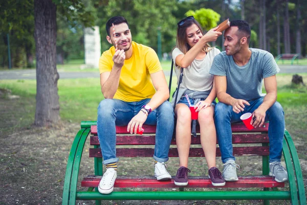 Unachtsame Junge Leute Sitzen Auf Einer Bank Park Und Haben — Stockfoto