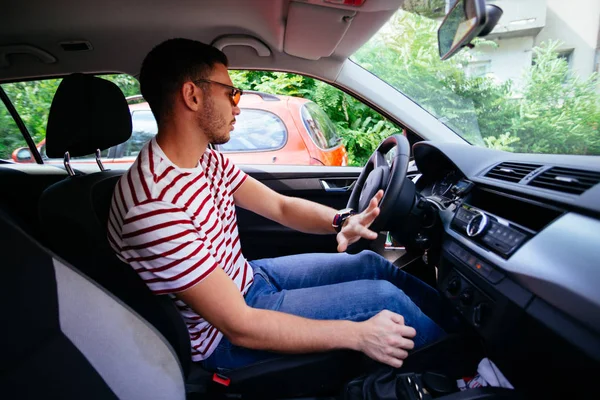 Tipo Cuidadosamente Aparcar Coche — Foto de Stock