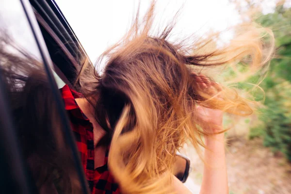 Chica Salvaje Dando Vueltas Con Cabeza Por Ventana Del Coche — Foto de Stock